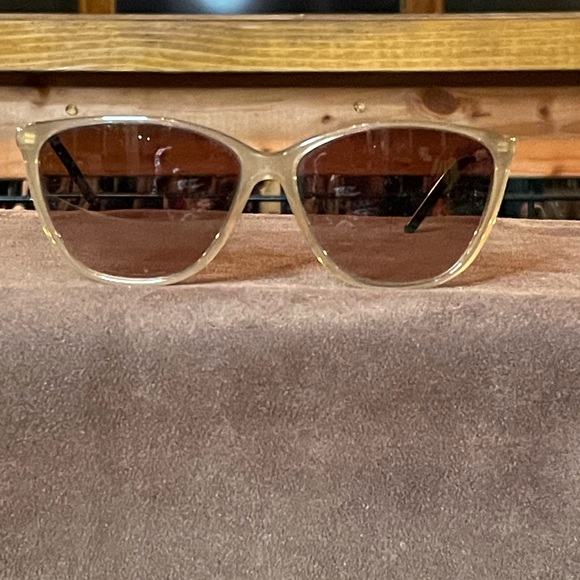 Authenticated: Burberry sunglasses and case - Picture 3 of 13